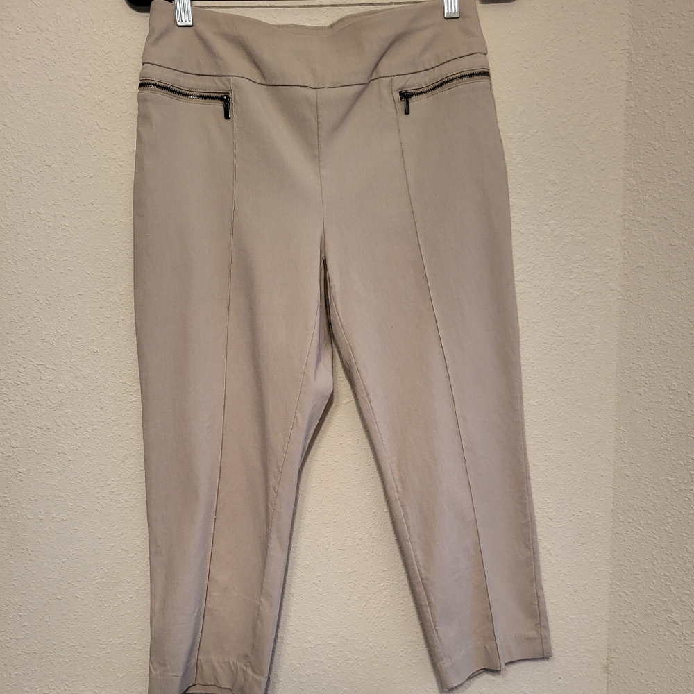 Style & Co. Capri Trousers. Size M. Color: khaki